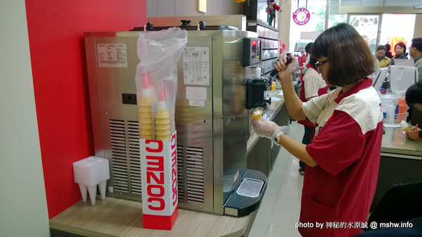 7-11北海道霜淇淋:【食記】7-11北海道十勝四葉牛奶霜淇淋登場 : 獎金變成禮卷很不爽嗎?快來消消火~感受一下濃郁的幸福滋味! 7-11北海道霜淇淋:【食記】7-11北海道十勝四葉牛奶霜淇淋登場 : 獎金變成禮卷很不爽嗎?快來消消火~感受一下濃郁的幸福滋味!