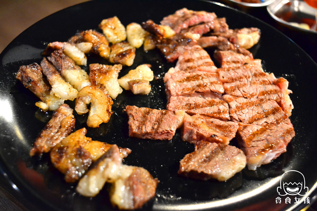 海鲜九层塔颠覆韩式料理、牛排上烧肉、灯泡饮