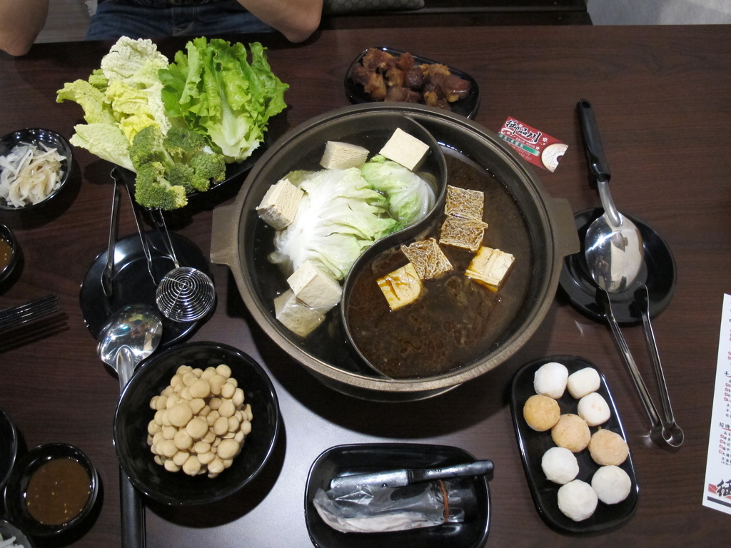 美美的太极分隔,难道表示:白汤辣汤的调和,才为最上乘之汤? xd