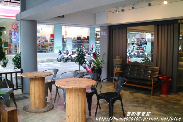 轉角198號咖啡 Corner No.198 Cafe:【[新北三重區】三重義式料理推薦 『轉角198號咖啡 Corner No.198 Cafe』義大利麵/排餐/燉飯/帕尼尼/鬆餅/咖啡/不收服務費/捷運徐匯中學 轉角198號咖啡 Corner No.198 Cafe:【[新北三重區】三重義式料理推薦 『轉角198號咖啡 Corner No.198 Cafe』義大利麵/排餐/燉飯/帕尼尼/鬆餅/咖啡/不收服務費/捷運徐匯中學