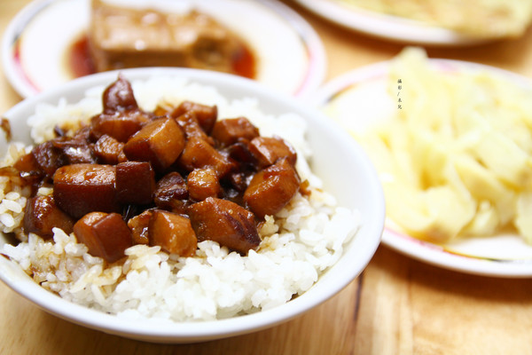 台南滷三塊:【台北市北投區。小吃】台南魯三塊 五花肉飯 近石牌捷運站 入口即化的古早味 北投晚餐消夜早餐 台南滷三塊:【台北市北投區。小吃】台南魯三塊 五花肉飯 近石牌捷運站 入口即化的古早味 北投晚餐消夜早餐