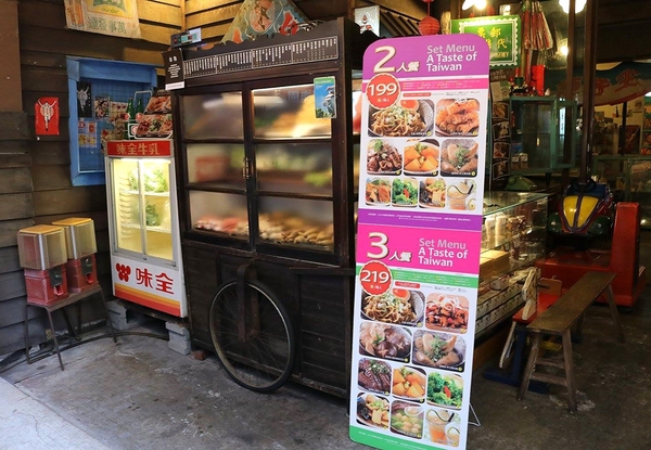 台灣鹿港囝仔:【彰化食記】鹿港的特色店家~台灣鹿港の子/台灣鹿港囝仔-人文生活館/原來是一家走復古風的滷味店吶/黃金麵懷舊遊樂園/舊街景 台灣鹿港囝仔:【彰化食記】鹿港的特色店家~台灣鹿港の子/台灣鹿港囝仔-人文生活館/原來是一家走復古風的滷味店吶/黃金麵懷舊遊樂園/舊街景