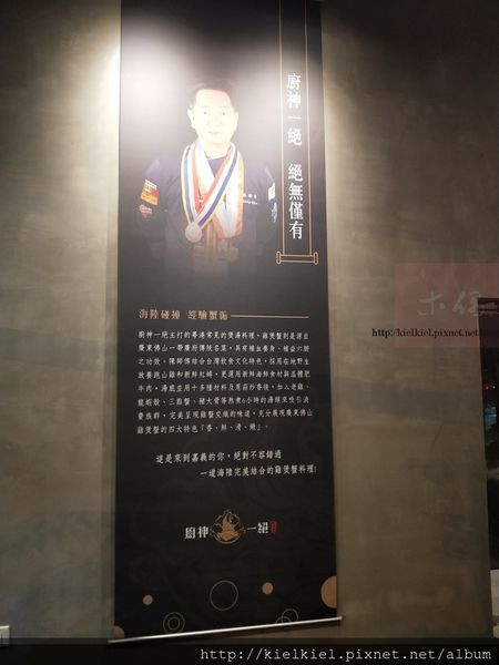 以盛开的金枝玉叶造景,隔开小桌用餐区,大桌与包厢区,配搭上图片