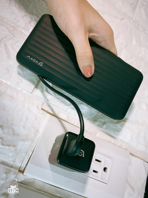 【快充免帶線】30分鐘充50%！蘋果MFi認證雙向快充行動電源|ADAM亞果GRAVITY X1