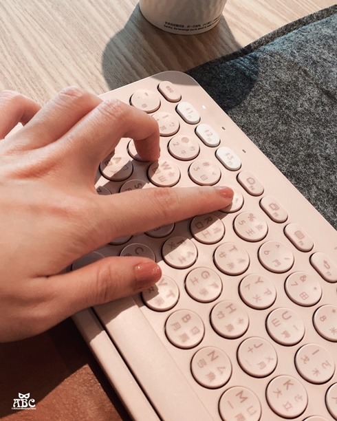 3C|Logitech羅技K380多工藍牙鍵盤玫瑰粉開箱，行動辦公的最佳戰友！