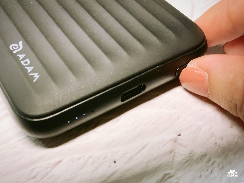 【快充免帶線】30分鐘充50%！蘋果MFi認證雙向快充行動電源|ADAM亞果GRAVITY X1