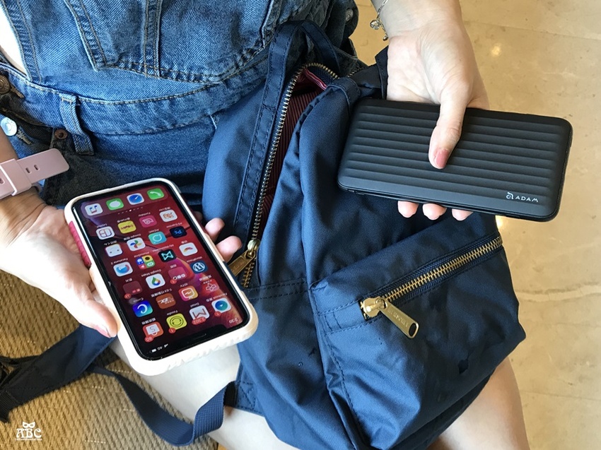 【快充免帶線】30分鐘充50%！蘋果MFi認證雙向快充行動電源|ADAM亞果GRAVITY X1