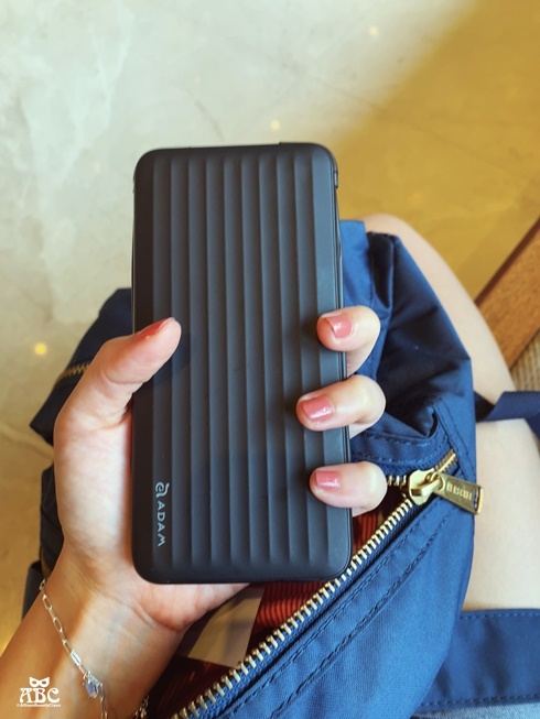 【快充免帶線】30分鐘充50%！蘋果MFi認證雙向快充行動電源|ADAM亞果GRAVITY X1