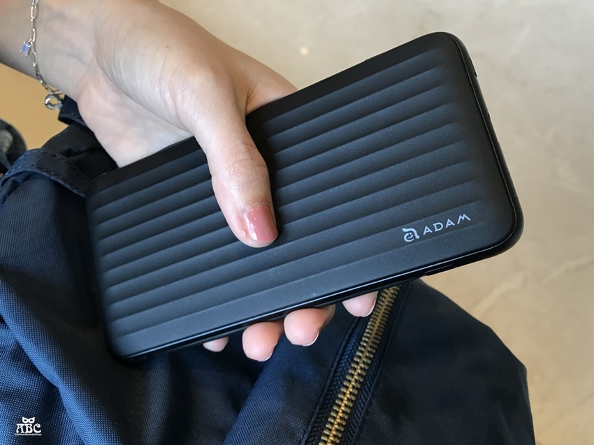 【快充免帶線】30分鐘充50%！蘋果MFi認證雙向快充行動電源|ADAM亞果GRAVITY X1