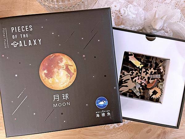 居家生活│HelloFish海裡魚木質拼圖：大人系宇宙星球複合媒材拼圖，月球Moon木質拼圖│海裡魚宇宙系列、療癒、收藏品