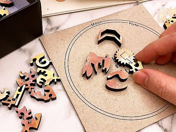 居家生活│HelloFish海裡魚木質拼圖：大人系宇宙星球複合媒材拼圖，月球Moon木質拼圖│海裡魚宇宙系列、療癒、收藏品