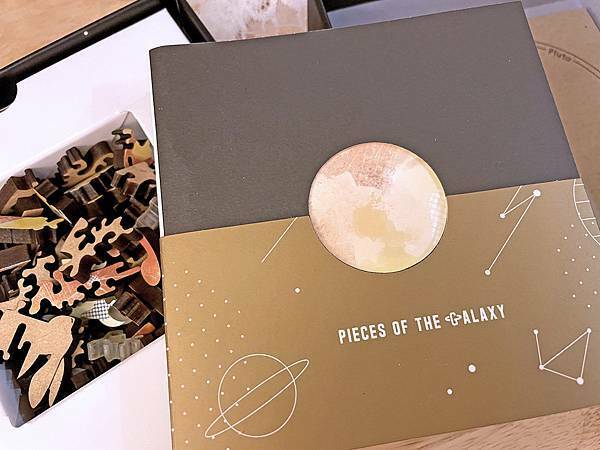 居家生活│HelloFish海裡魚木質拼圖：大人系宇宙星球複合媒材拼圖，月球Moon木質拼圖│海裡魚宇宙系列、療癒、收藏品