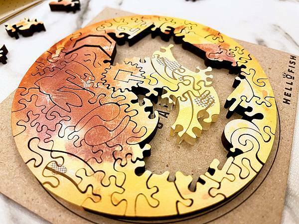 居家生活│HelloFish海裡魚木質拼圖：大人系宇宙星球複合媒材拼圖，月球Moon木質拼圖│海裡魚宇宙系列、療癒、收藏品