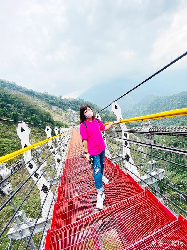 南投雙龍瀑布七彩吊橋|登40樓吊橋眺望鬼斧神山峽谷,賞雙龍瀑布奇景!