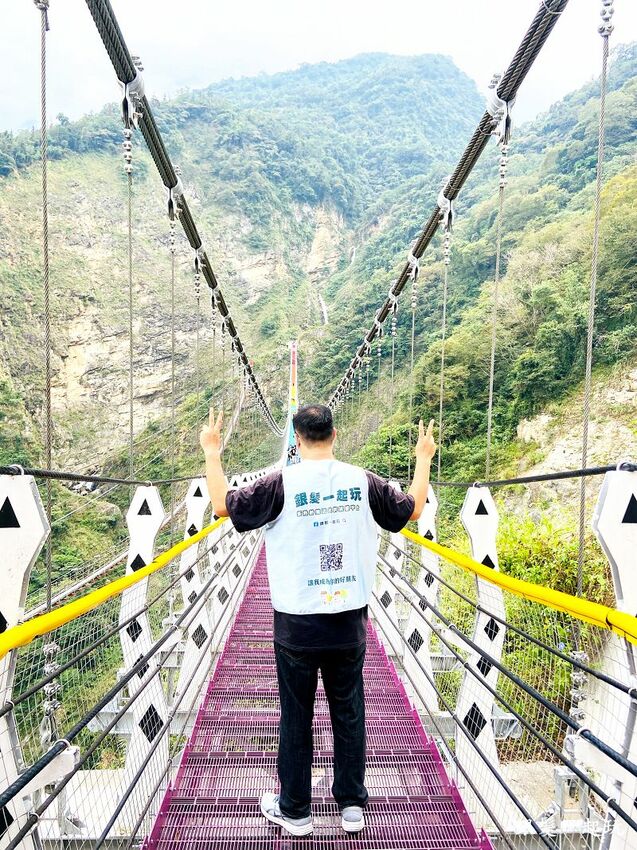 南投雙龍瀑布七彩吊橋|登40樓吊橋眺望鬼斧神山峽谷,賞雙龍瀑布奇景!