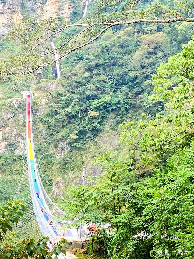 南投雙龍瀑布七彩吊橋|登40樓吊橋眺望鬼斧神山峽谷,賞雙龍瀑布奇景!