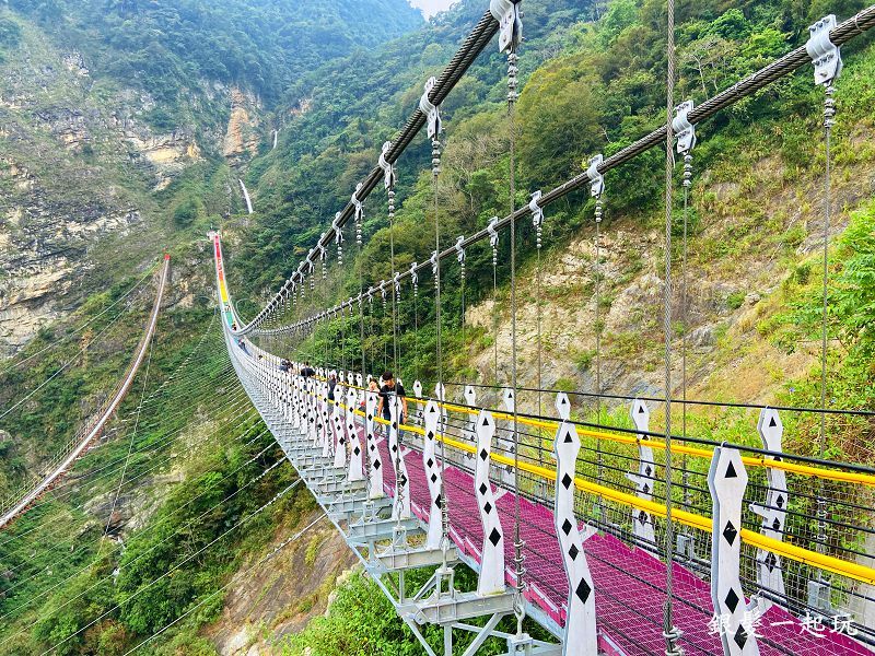 南投雙龍瀑布七彩吊橋|登40樓吊橋眺望鬼斧神山峽谷,賞雙龍瀑布奇景!