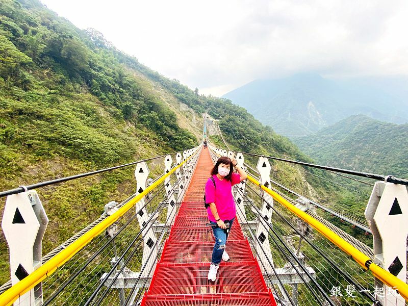 南投雙龍瀑布七彩吊橋|登40樓吊橋眺望鬼斧神山峽谷,賞雙龍瀑布奇景!