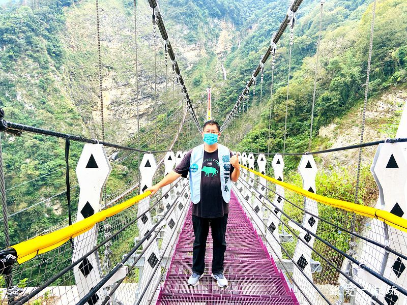 南投雙龍瀑布七彩吊橋|登40樓吊橋眺望鬼斧神山峽谷,賞雙龍瀑布奇景!