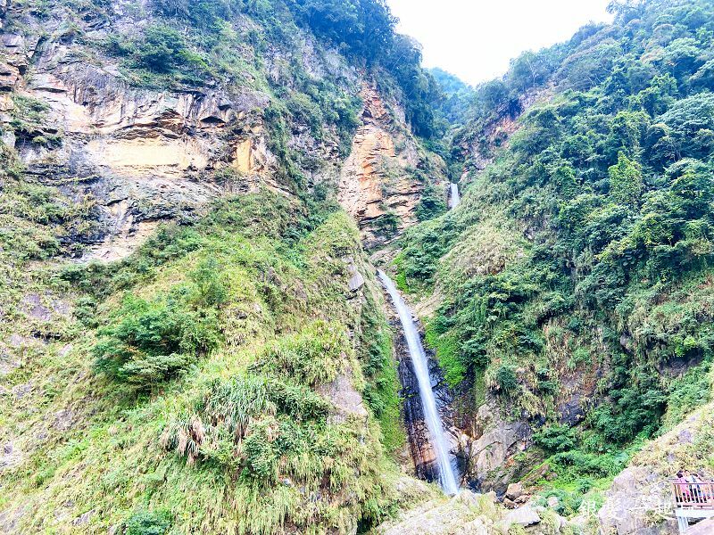 南投雙龍瀑布七彩吊橋|登40樓吊橋眺望鬼斧神山峽谷,賞雙龍瀑布奇景!