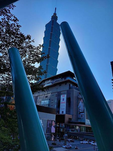 空橋遠觀台北101.jpg 空橋遠觀台北101.jpg