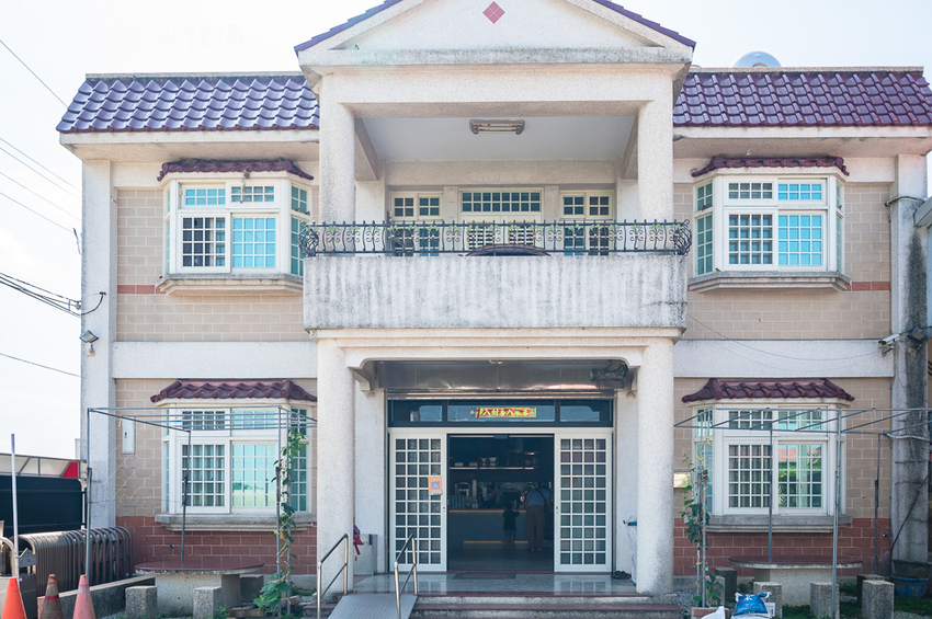 ｜高雄景點｜禾光牧場-羊咩咩的家，免門票親子景點，擠羊奶、DIY割牧草、餵小羊喝ㄋㄟㄋㄟ超有趣 - Hallo！I'm 婷兒