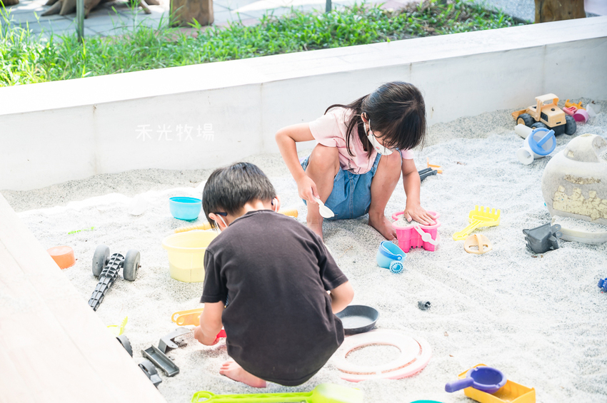 ｜高雄景點｜禾光牧場-羊咩咩的家，免門票親子景點，擠羊奶、DIY割牧草、餵小羊喝ㄋㄟㄋㄟ超有趣 - Hallo！I'm 婷兒