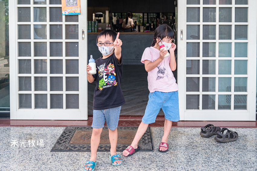 ｜高雄景點｜禾光牧場-羊咩咩的家，免門票親子景點，擠羊奶、DIY割牧草、餵小羊喝ㄋㄟㄋㄟ超有趣 - Hallo！I'm 婷兒