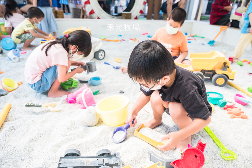 ｜高雄景點｜禾光牧場-羊咩咩的家，免門票親子景點，擠羊奶、DIY割牧草、餵小羊喝ㄋㄟㄋㄟ超有趣 - Hallo！I'm 婷兒