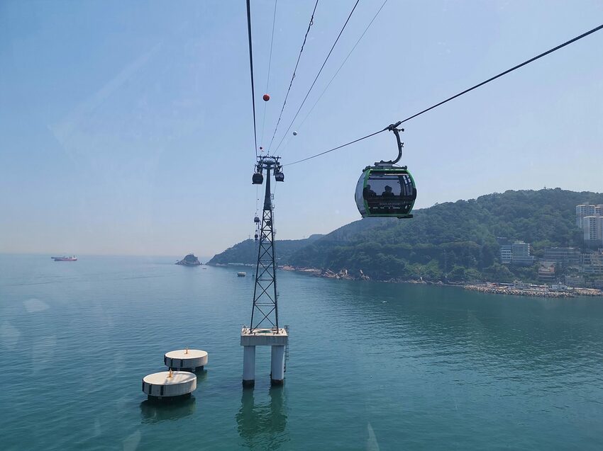 【韓國釜山景點】松島天空步道海上覽車│一秒變身月亮公主│浪漫氛圍指數破表│瓶中信造景│白色膠囊立體式螺旋美拍牆 - 旅遊夜市趴趴走