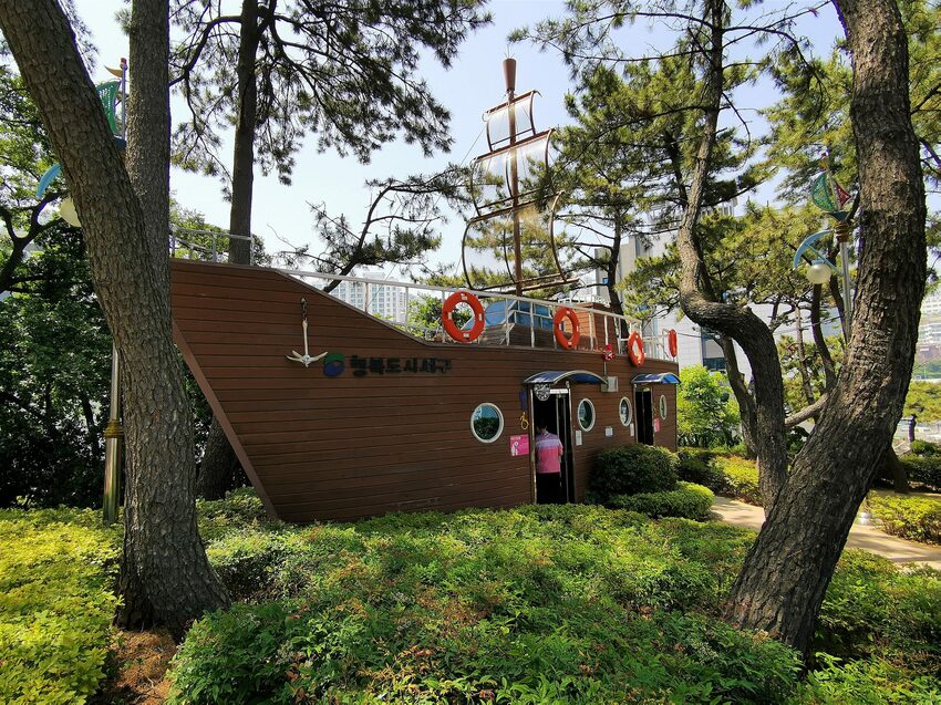 【韓國釜山景點】松島天空步道海上覽車│一秒變身月亮公主│浪漫氛圍指數破表│瓶中信造景│白色膠囊立體式螺旋美拍牆 - 旅遊夜市趴趴走