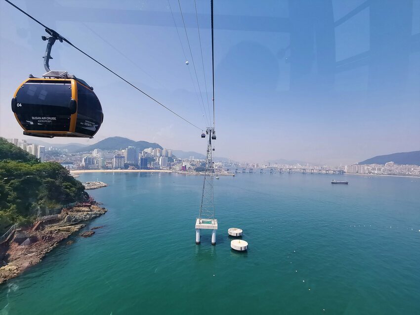 【韓國釜山景點】松島天空步道海上覽車│一秒變身月亮公主│浪漫氛圍指數破表│瓶中信造景│白色膠囊立體式螺旋美拍牆 - 旅遊夜市趴趴走
