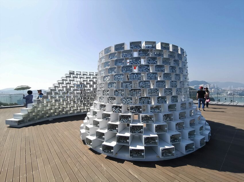 【韓國釜山景點】松島天空步道海上覽車│一秒變身月亮公主│浪漫氛圍指數破表│瓶中信造景│白色膠囊立體式螺旋美拍牆 - 旅遊夜市趴趴走