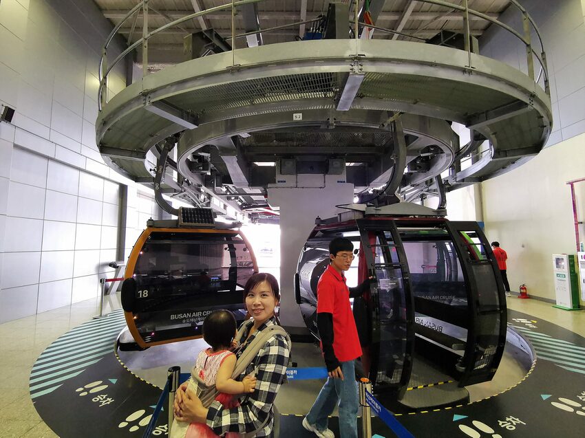 【韓國釜山景點】松島天空步道海上覽車│一秒變身月亮公主│浪漫氛圍指數破表│瓶中信造景│白色膠囊立體式螺旋美拍牆 - 旅遊夜市趴趴走