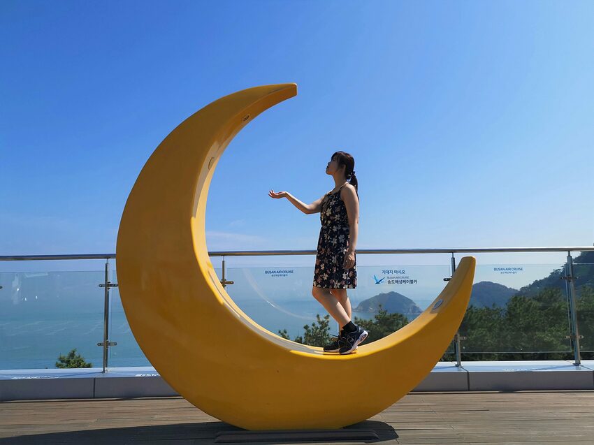 【韓國釜山景點】松島天空步道海上覽車│一秒變身月亮公主│浪漫氛圍指數破表│瓶中信造景│白色膠囊立體式螺旋美拍牆 - 旅遊夜市趴趴走