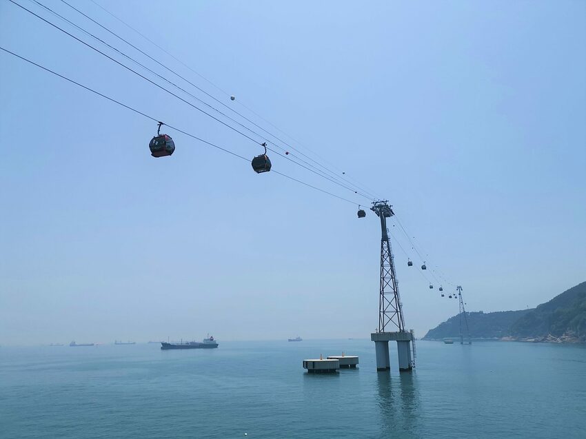【韓國釜山景點】松島天空步道海上覽車│一秒變身月亮公主│浪漫氛圍指數破表│瓶中信造景│白色膠囊立體式螺旋美拍牆 - 旅遊夜市趴趴走