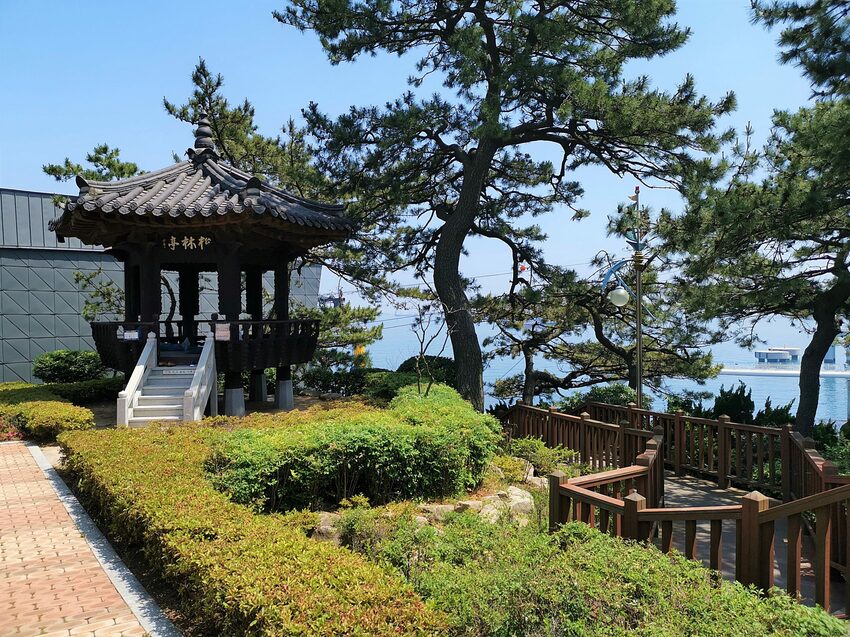 【韓國釜山景點】松島天空步道海上覽車│一秒變身月亮公主│浪漫氛圍指數破表│瓶中信造景│白色膠囊立體式螺旋美拍牆 - 旅遊夜市趴趴走