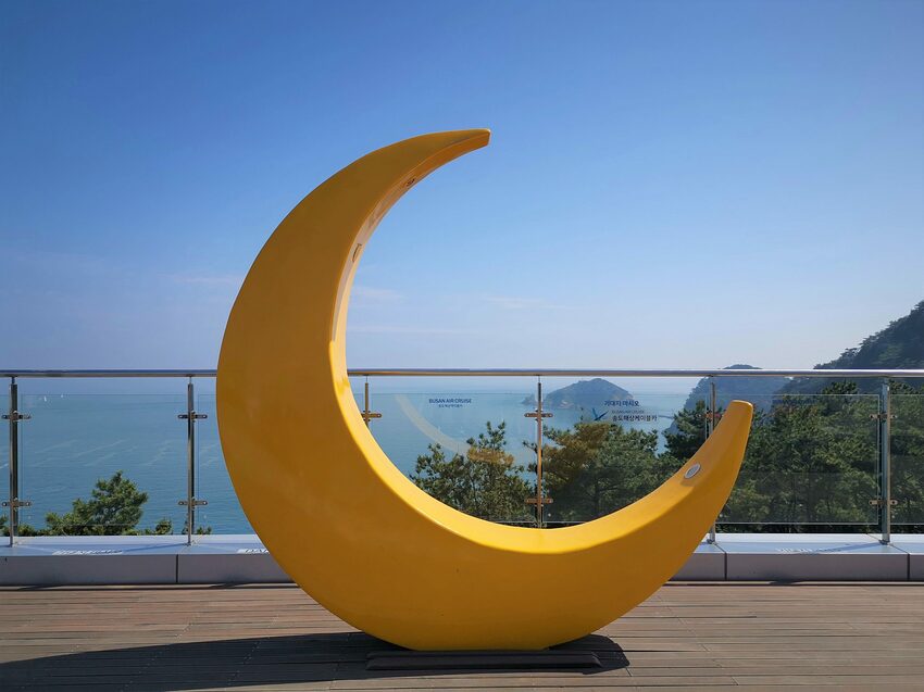 【韓國釜山景點】松島天空步道海上覽車│一秒變身月亮公主│浪漫氛圍指數破表│瓶中信造景│白色膠囊立體式螺旋美拍牆 - 旅遊夜市趴趴走