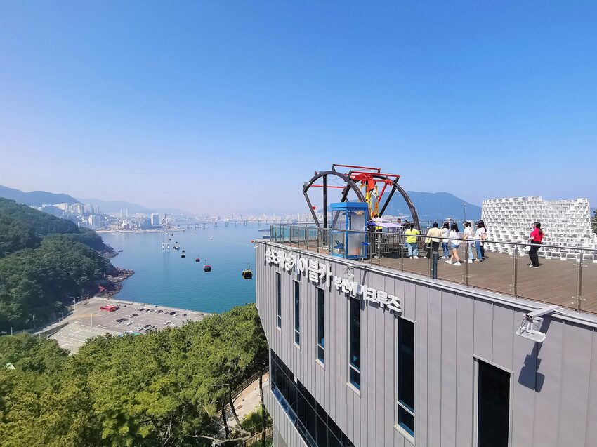 【韓國釜山景點】松島天空步道海上覽車│一秒變身月亮公主│浪漫氛圍指數破表│瓶中信造景│白色膠囊立體式螺旋美拍牆 - 旅遊夜市趴趴走