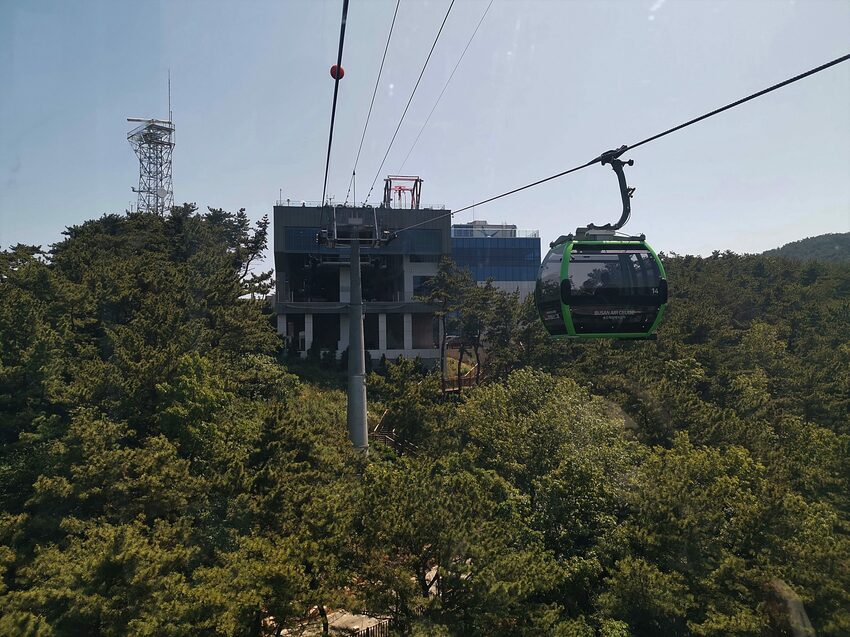 【韓國釜山景點】松島天空步道海上覽車│一秒變身月亮公主│浪漫氛圍指數破表│瓶中信造景│白色膠囊立體式螺旋美拍牆 - 旅遊夜市趴趴走