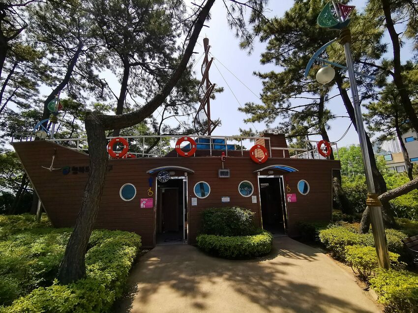 【韓國釜山景點】松島天空步道海上覽車│一秒變身月亮公主│浪漫氛圍指數破表│瓶中信造景│白色膠囊立體式螺旋美拍牆 - 旅遊夜市趴趴走