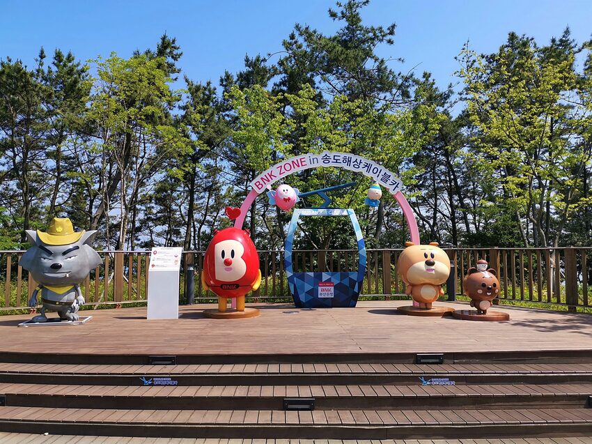 【韓國釜山景點】松島天空步道海上覽車│一秒變身月亮公主│浪漫氛圍指數破表│瓶中信造景│白色膠囊立體式螺旋美拍牆 - 旅遊夜市趴趴走