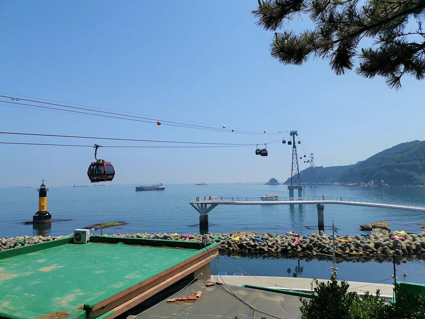 【韓國釜山景點】松島天空步道海上覽車│一秒變身月亮公主│浪漫氛圍指數破表│瓶中信造景│白色膠囊立體式螺旋美拍牆 - 旅遊夜市趴趴走