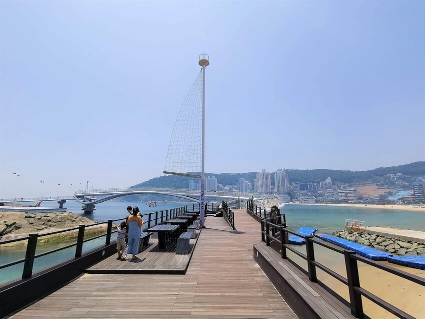 【韓國釜山景點】松島天空步道海上覽車│一秒變身月亮公主│浪漫氛圍指數破表│瓶中信造景│白色膠囊立體式螺旋美拍牆 - 旅遊夜市趴趴走