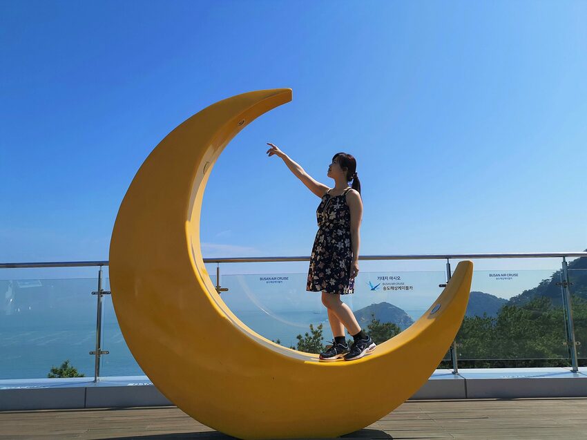 【韓國釜山景點】松島天空步道海上覽車│一秒變身月亮公主│浪漫氛圍指數破表│瓶中信造景│白色膠囊立體式螺旋美拍牆 - 旅遊夜市趴趴走