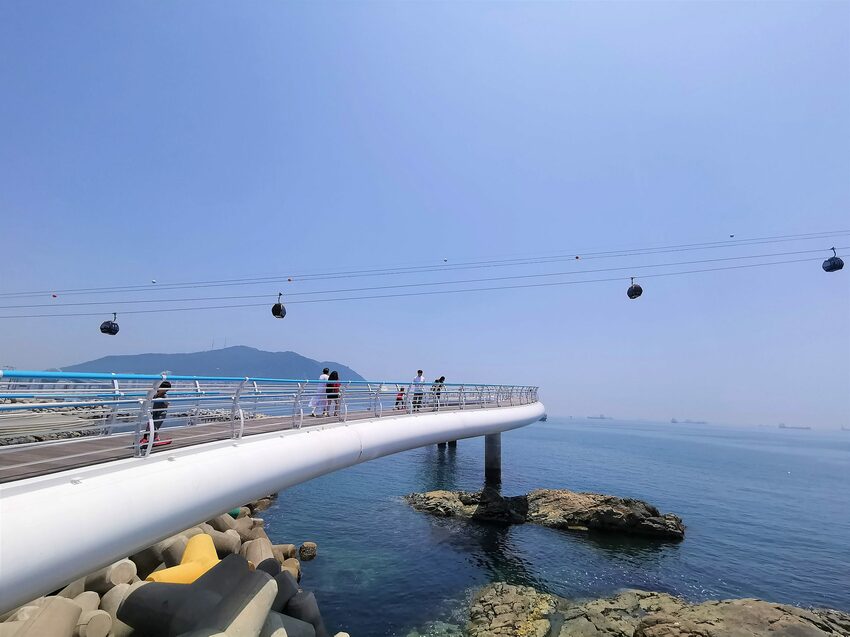 【韓國釜山景點】松島天空步道海上覽車│一秒變身月亮公主│浪漫氛圍指數破表│瓶中信造景│白色膠囊立體式螺旋美拍牆 - 旅遊夜市趴趴走