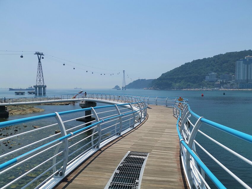 【韓國釜山景點】松島天空步道海上覽車│一秒變身月亮公主│浪漫氛圍指數破表│瓶中信造景│白色膠囊立體式螺旋美拍牆 - 旅遊夜市趴趴走