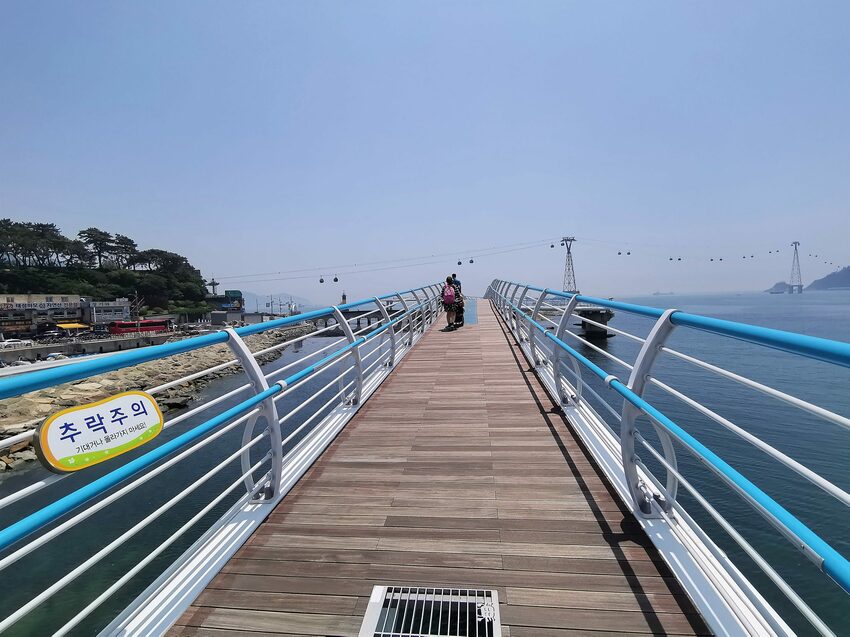 【韓國釜山景點】松島天空步道海上覽車│一秒變身月亮公主│浪漫氛圍指數破表│瓶中信造景│白色膠囊立體式螺旋美拍牆 - 旅遊夜市趴趴走