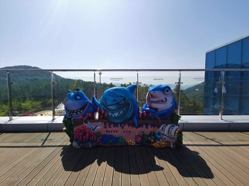 【韓國釜山景點】松島天空步道海上覽車│一秒變身月亮公主│浪漫氛圍指數破表│瓶中信造景│白色膠囊立體式螺旋美拍牆 - 旅遊夜市趴趴走