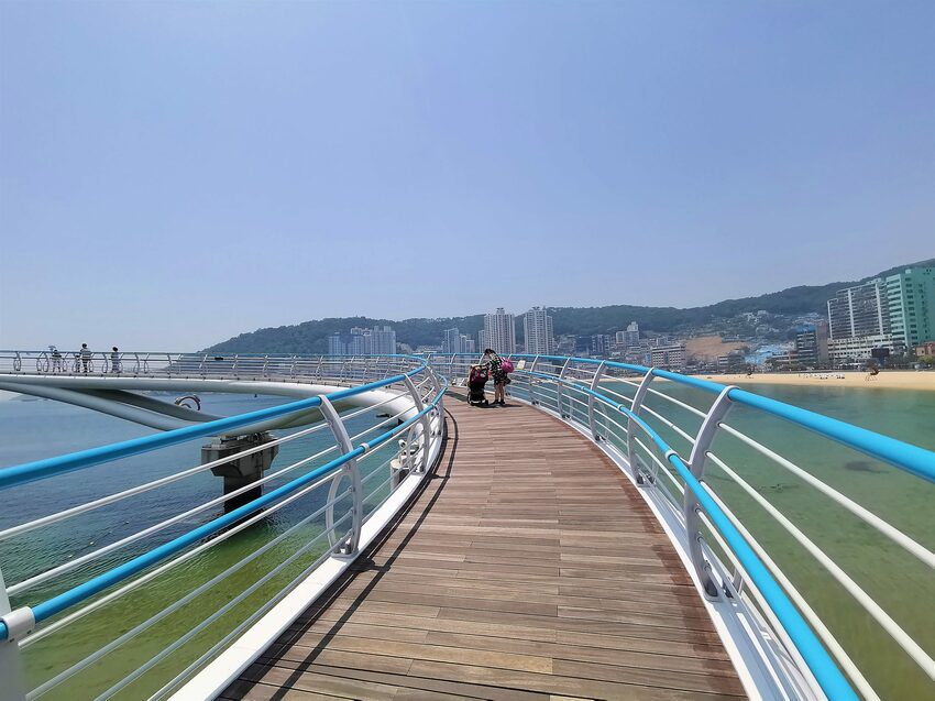 【韓國釜山景點】松島天空步道海上覽車│一秒變身月亮公主│浪漫氛圍指數破表│瓶中信造景│白色膠囊立體式螺旋美拍牆 - 旅遊夜市趴趴走